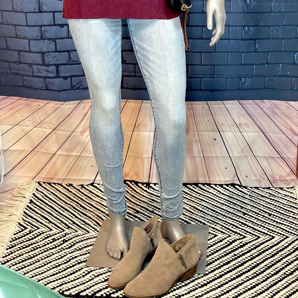 Abercrombie and Fitch light wash, skinny jeans